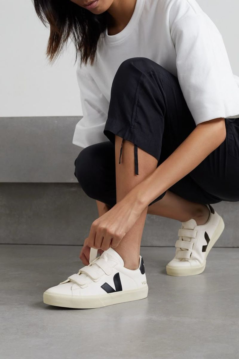 Low-Profile White Leather Sneakers With Clean Lines