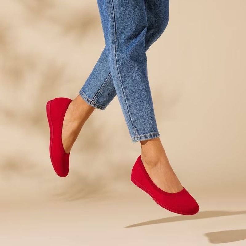 Round-Toe Flats with No Structure
