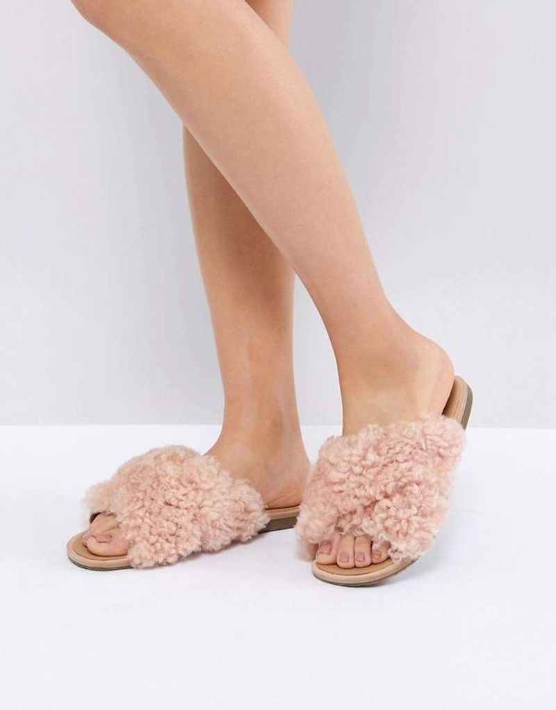 Fuzzy Slides with Pilling (Outdoors)