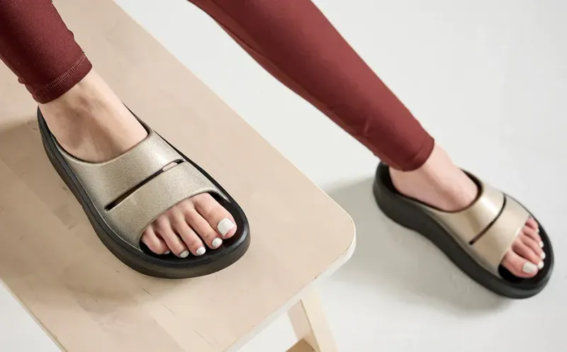 OOFOS Oomega Ooahh Sandal