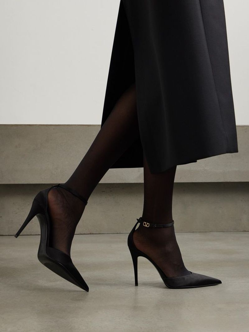 Pointed-Toe Heels with a Moderate Stiletto